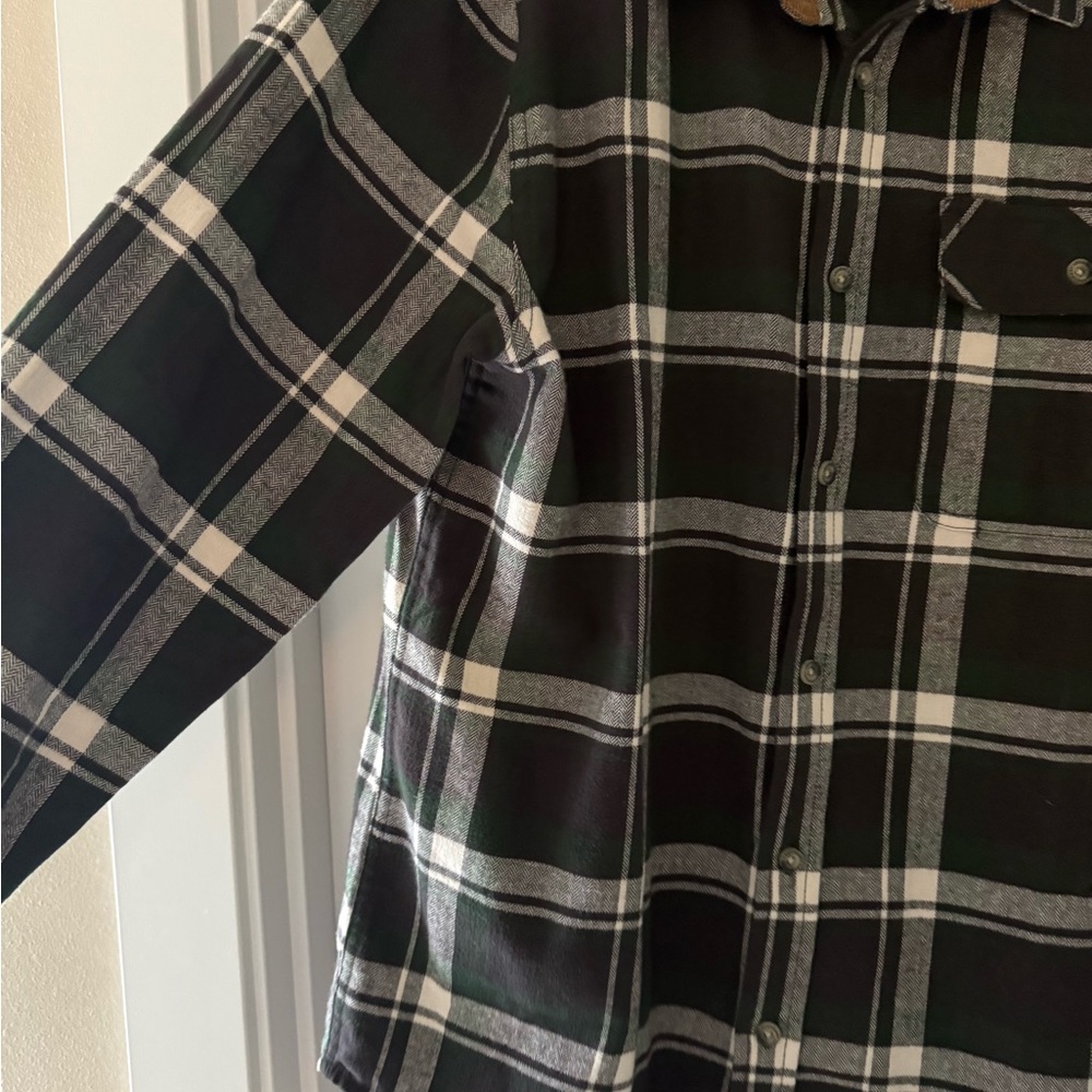 Men’s size large button front flannel shirt. Legendary white tails - Picture 3 of 8